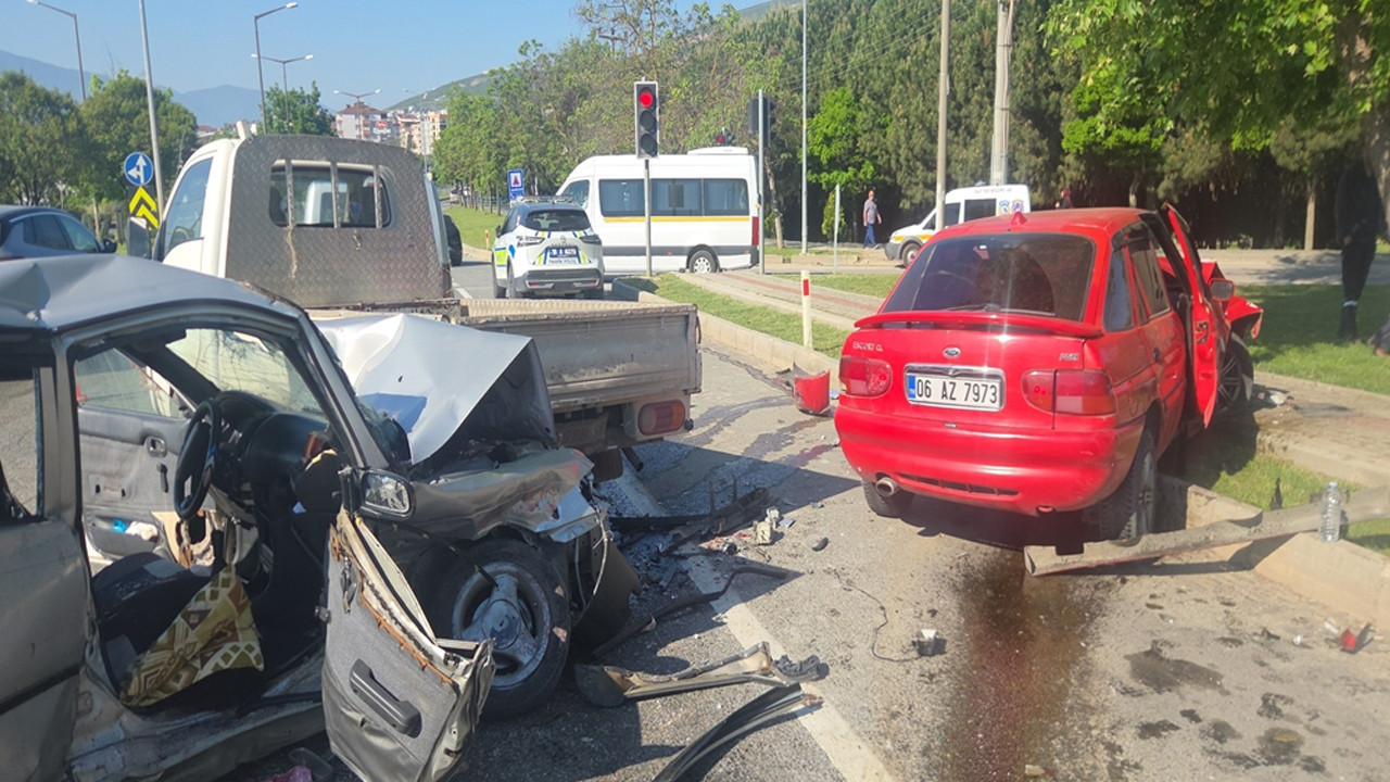 Bursa'da zincirleme kaza: 1 ölü, 4 yaralı
