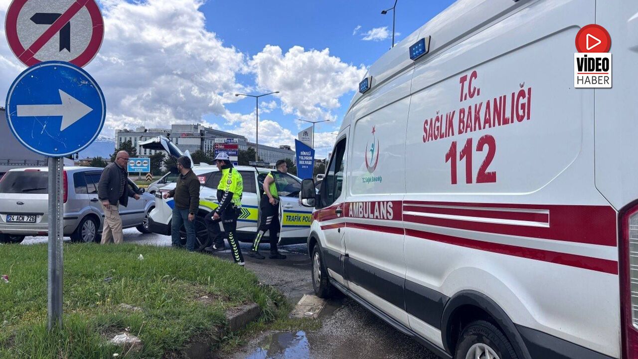 Erzincan'da Kavşakta Kaza: 3 Yaralı