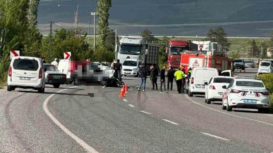 Kayseri’de feci bayram sonu kazası! Otomobil ile hafif ticari araç kafa kafaya çarpıştı