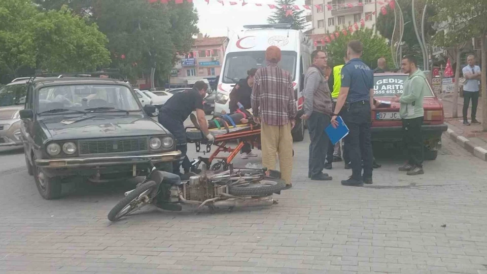 Kütahya Gediz’de feci kaza! Otomobil ile motosiklet çarpıştı: İki kardeş yaralandı | YEREL HABERLER