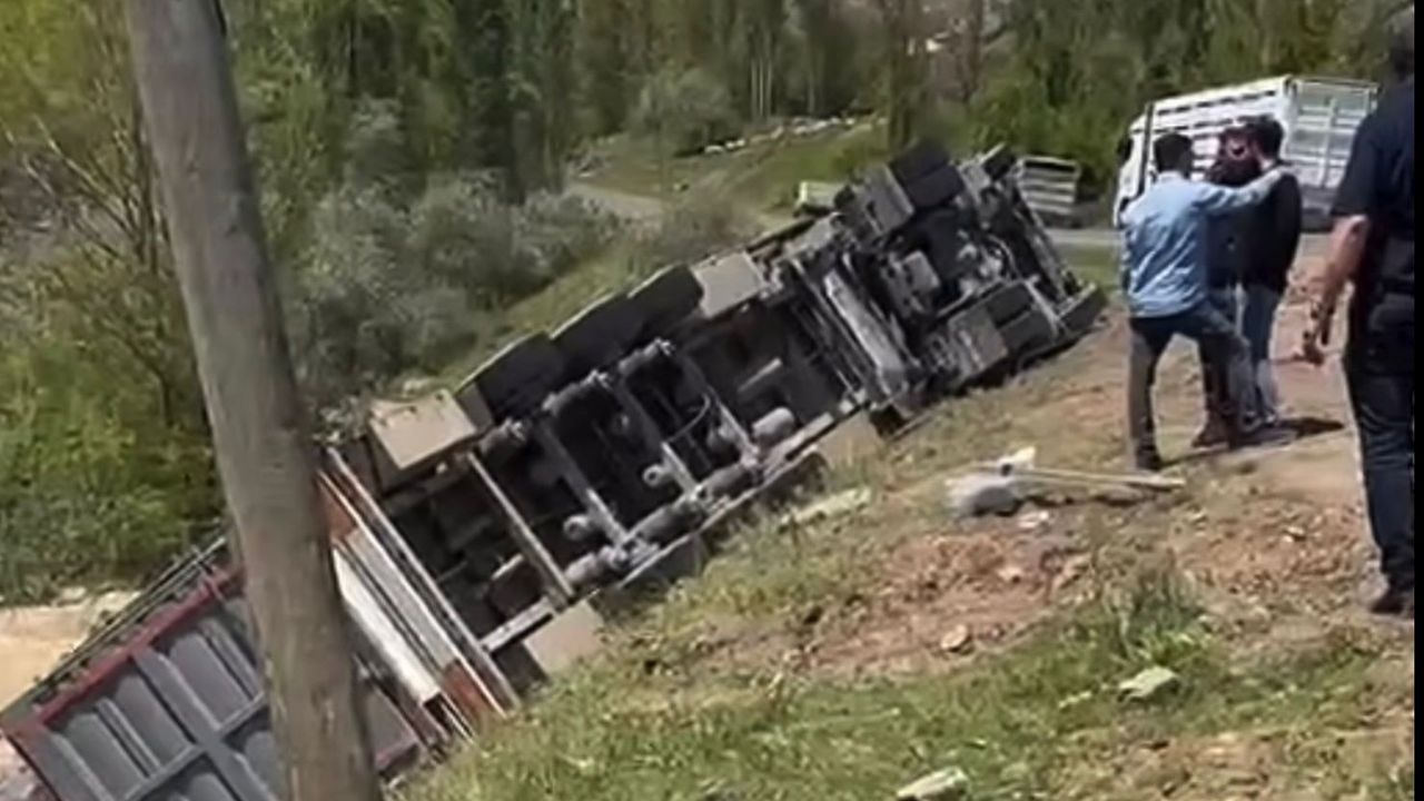 Iğdır’da Feci Kaza: Yayla Yolundaki TIR Devrildi, 100 Koyun Telef Oldu