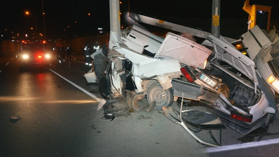 İnanılmaz kurtuluş! Aydınlatma direği otomobili ikiye böldü, kağıda dönen otomobilden sağ çıktılar