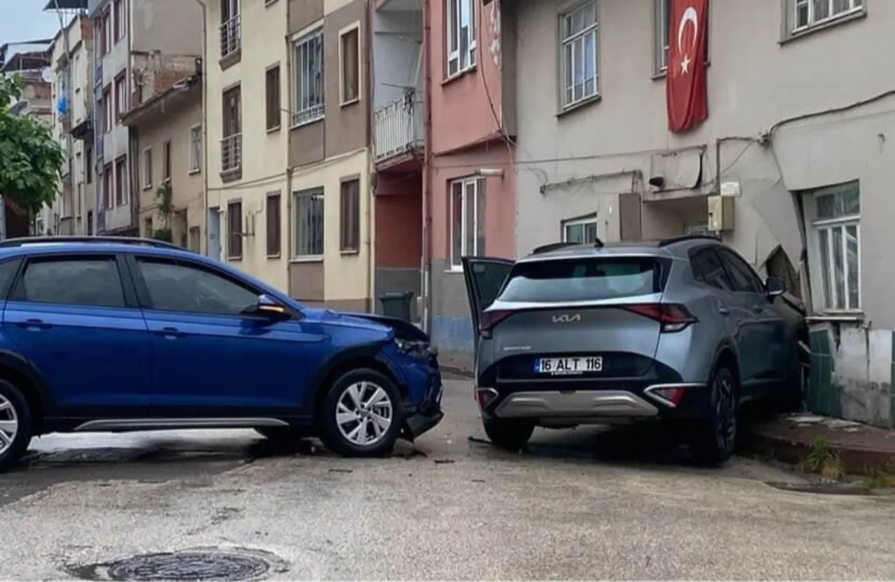 İnegöl'de kontrolsüz kavşak kazası! Otomobille çarpışan cip eve girdi Video Haberi