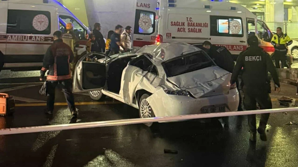 Ankara’da feci kaza: Sıhhiye köprüsü’nden alt yola uçtu: Sürücü yaralandı | YEREL HABERLER