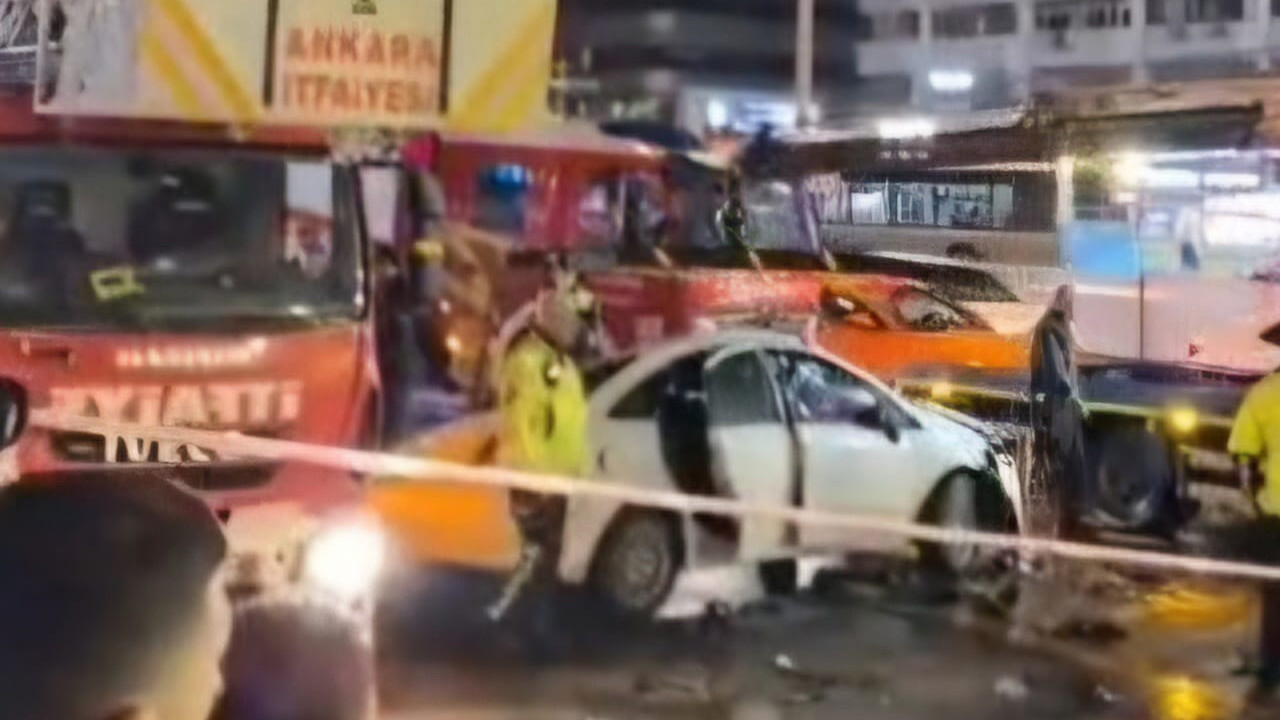 Ankara'da trafik kazası sonrası araç Sıhhiye Köprüsü'nden aşağıya düştü