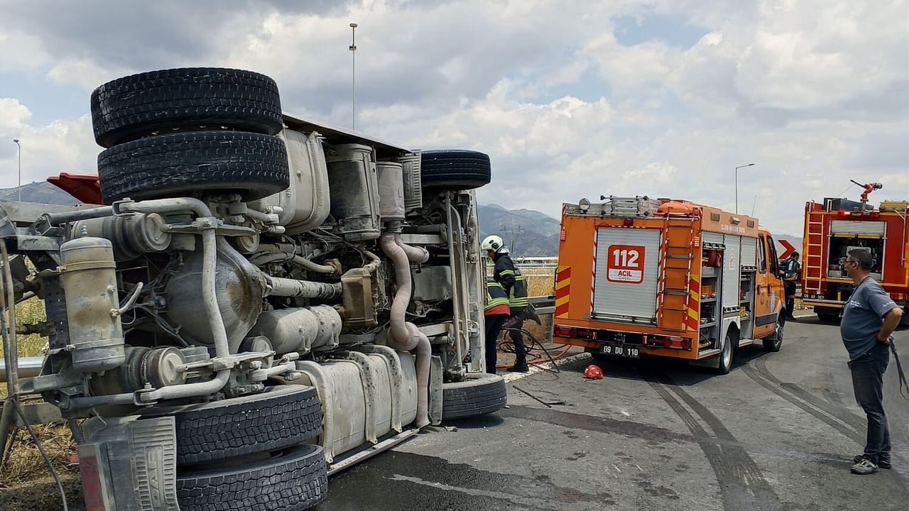 Aydın Efeler'de trafik kazası: Devrilen tırın sürücüsü hayatını kaybetti