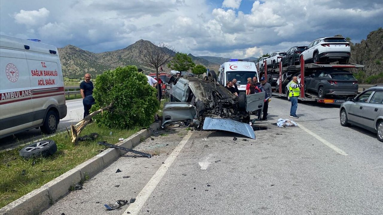 Çorum Osmancık'ta trafik kazası: Refüje çarpıp takla atan otomobilde 4 kişi yaralandı
