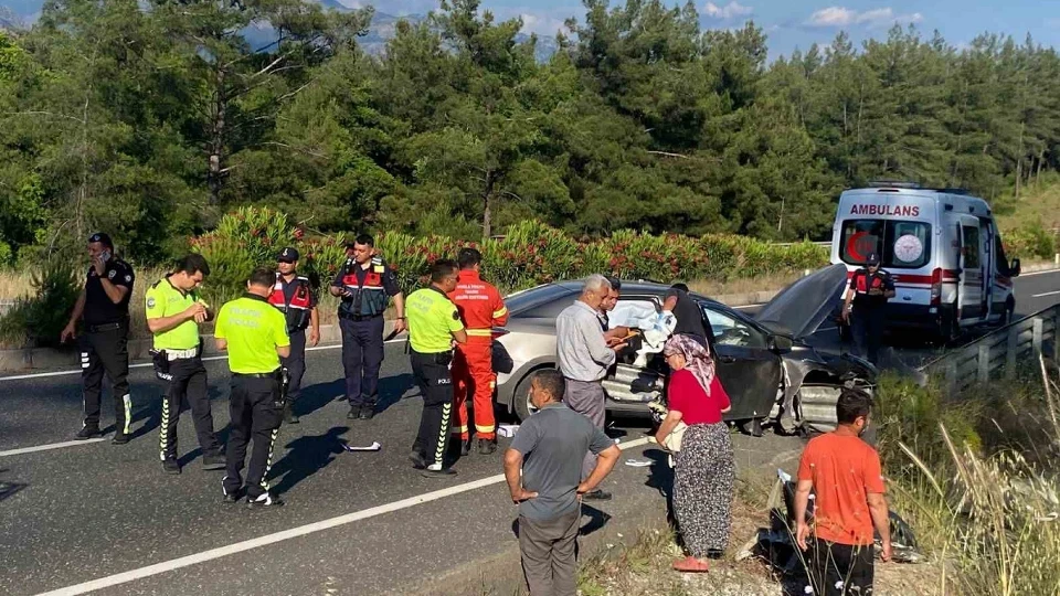Hastaneden dönerken ölümden döndüler! Muğla'da feci kaza: Bariyer otomobile ok gibi saplandı