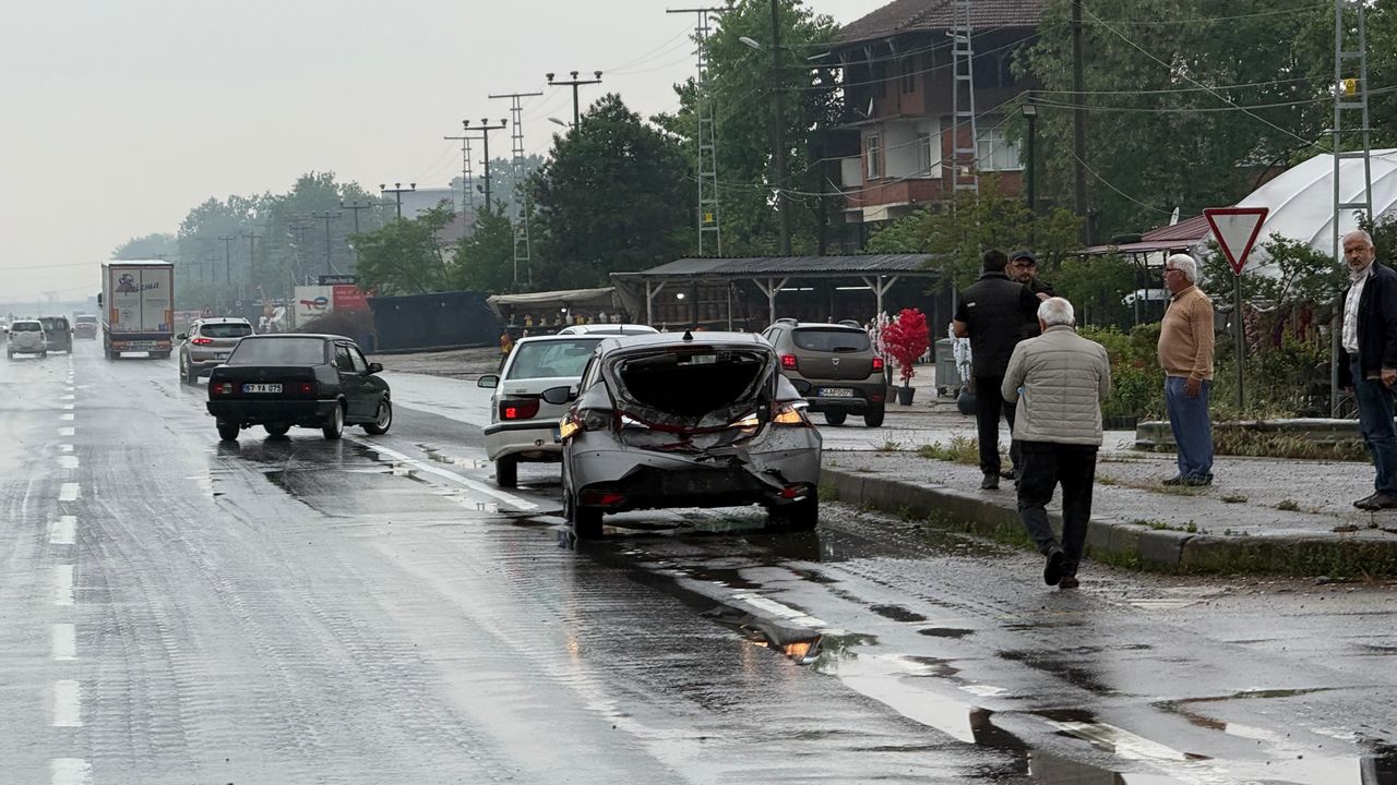 Sakarya Akyazı'da zincirleme trafik kazası: 5 yaralı