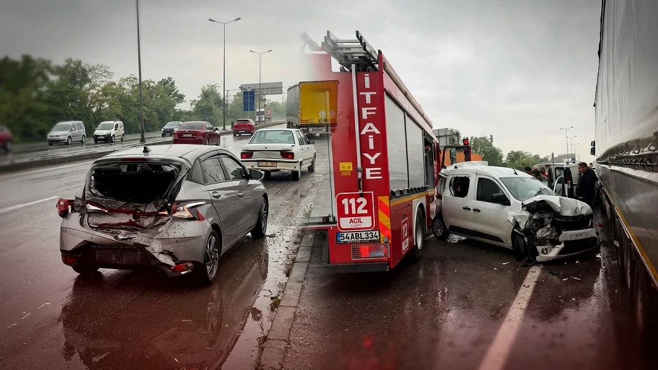 Sakarya'da can pazarı! 6 araç birbirine girdi: Çok sayıda yaralı var