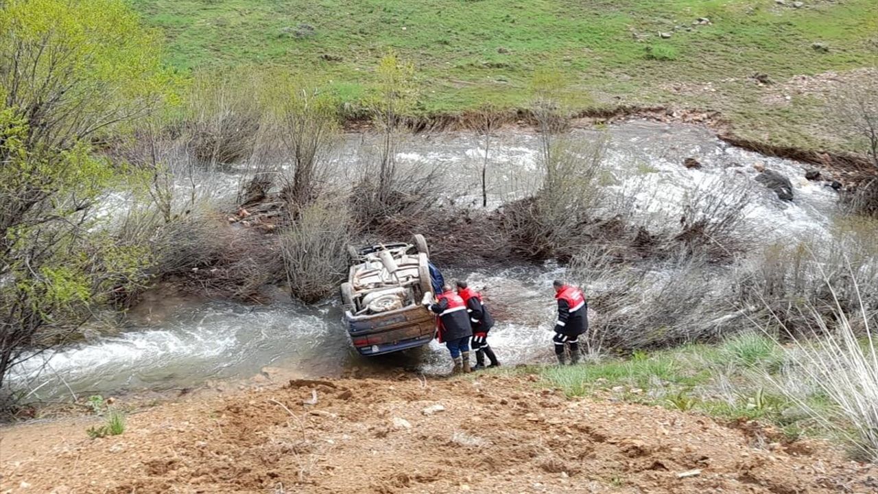 Sivas İmranlı'da korkutan kaza: Dereye devrilen otomobilde aynı aileden 4 kişi yaralandı