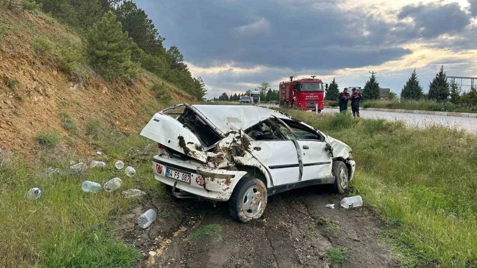 Uşak’ta korkutan kaza! Otomobil şarampole uçtu: Üç kişi yaralandı