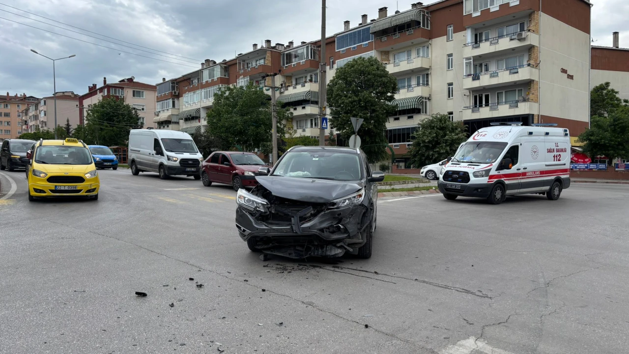 15 Temmuz Şehitler Parkı Kavşağı'nda korkutan kaza