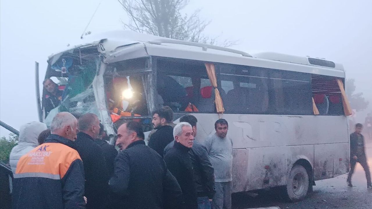 Bolu Mudurnu’da tanker ile yolcu minibüsünün çarpıştığı trafik kazasında 3 yaralı