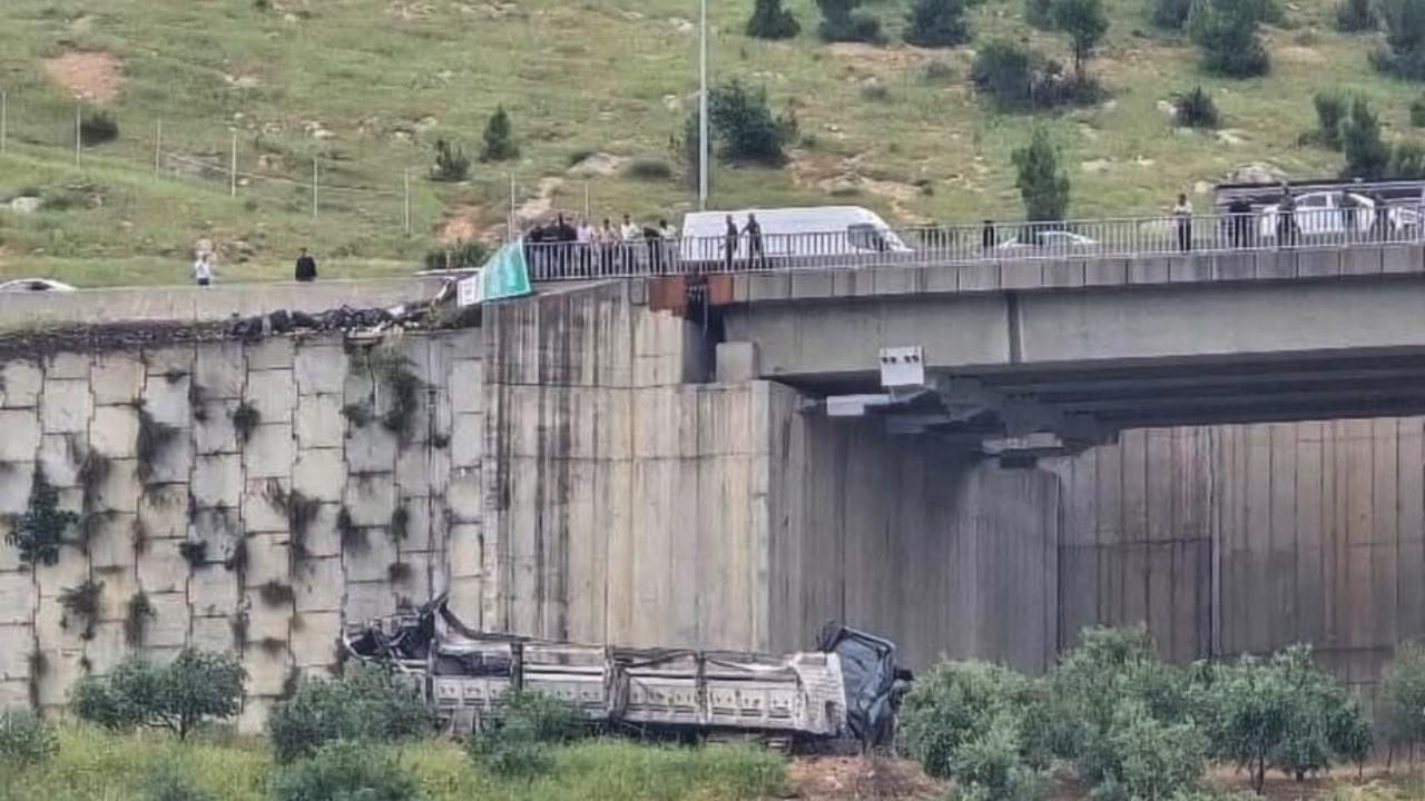 Gaziantep’te feci kaza: Viyadükten düşen TIR can aldı