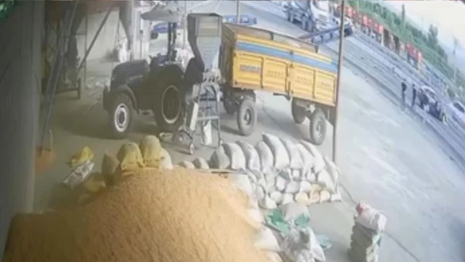 Iğdır'da kontrolden çıkıp refüje çarpan otomobilde 3 yaralı | IĞDIR YEREL HABERLERİ