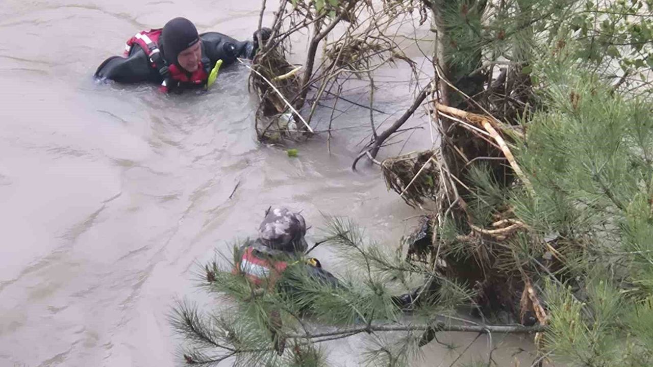 Sivas Koyulhisar’da Trafik Kazası Sonrası Kelkit Çayı’nda Kayıp Kız İçin 6. Gün Arama