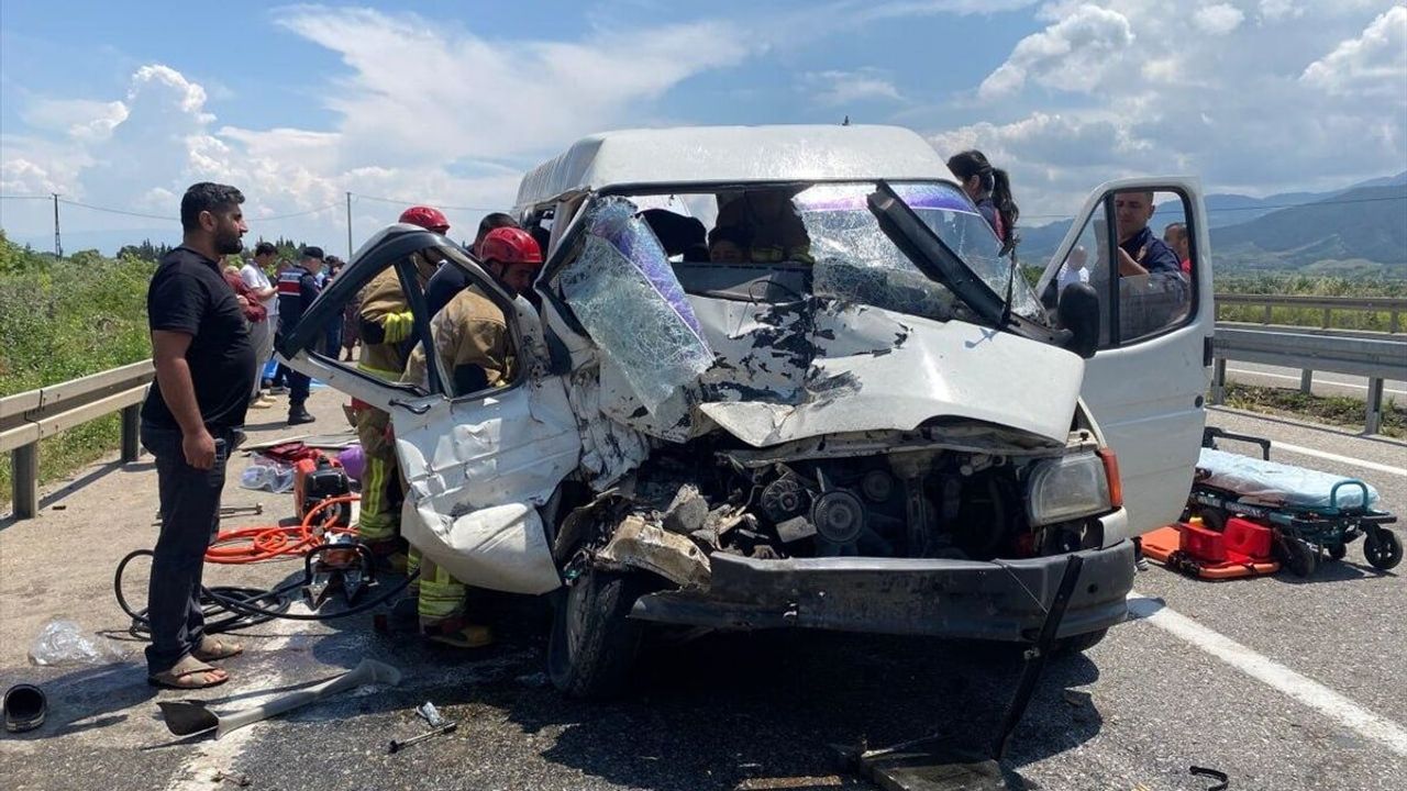 SON DAKİKA: Alaşehir’de minibüs traktör römorkuna çarptı, Manisa trafik kazasında 1 ölü, 3 yaralı