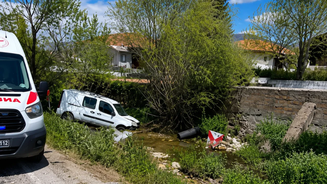 Sürgü’de araç yoldan çıktı: 2 yaralı