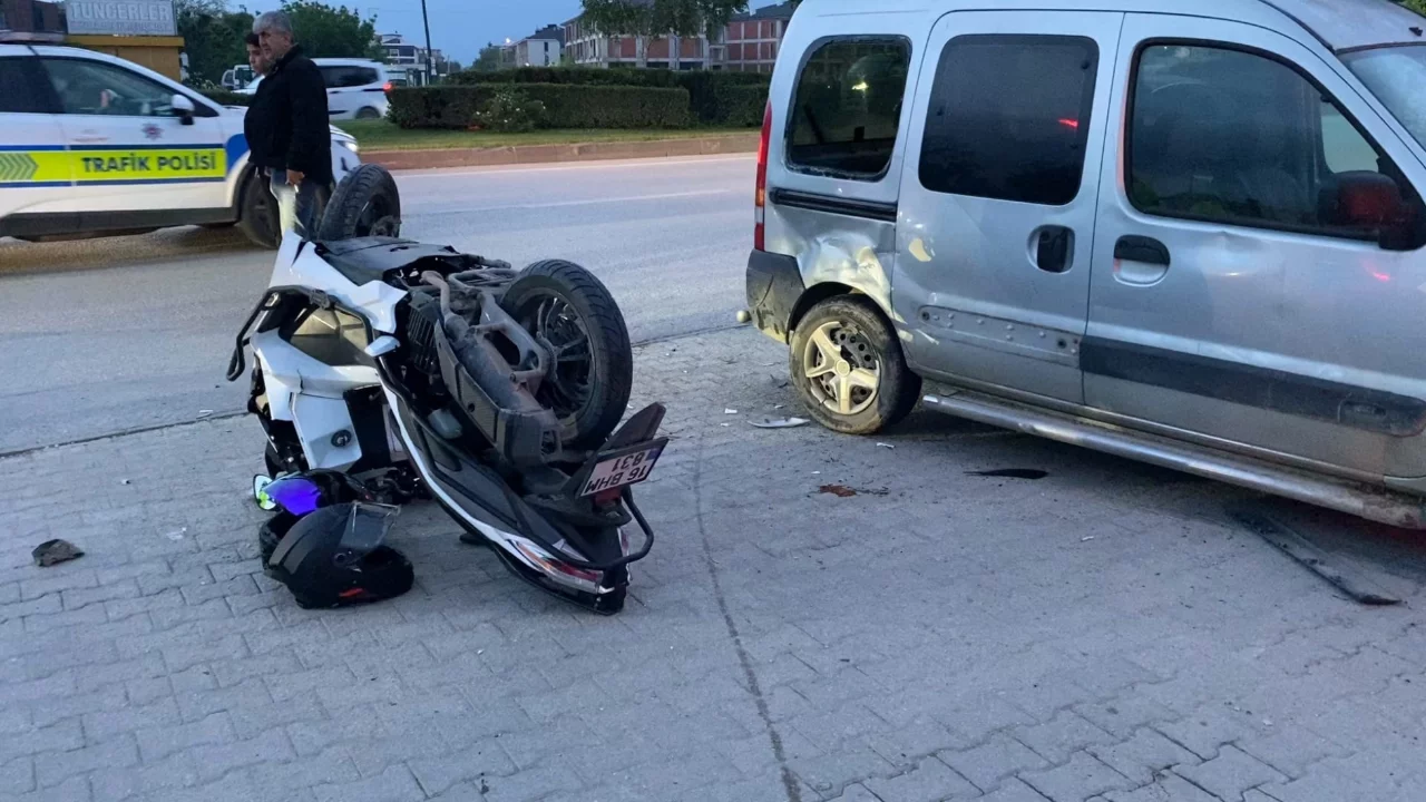 Bursa'da akşam saatlerinde korkutan kaza: 2 genç yaralandı