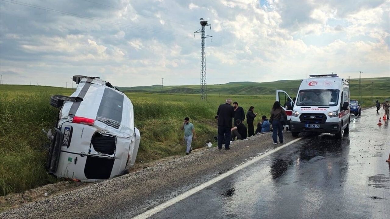 Diyarbakır’da minibüs devrildi: Son dakika trafik kazasında 11 kişi yaralandı