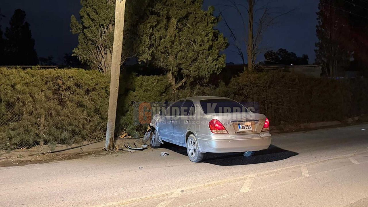 Ehliyetsiz Sürücü Elektrik Direğine Çarptı - Gündem Kıbrıs Gazetesi