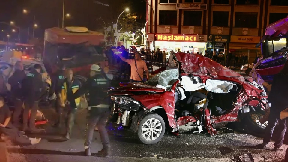 Giresun trafik kazası: Sahil yolunda tır iki otomobile çarptı, 5 kişi can verdi | Gündem Haberleri