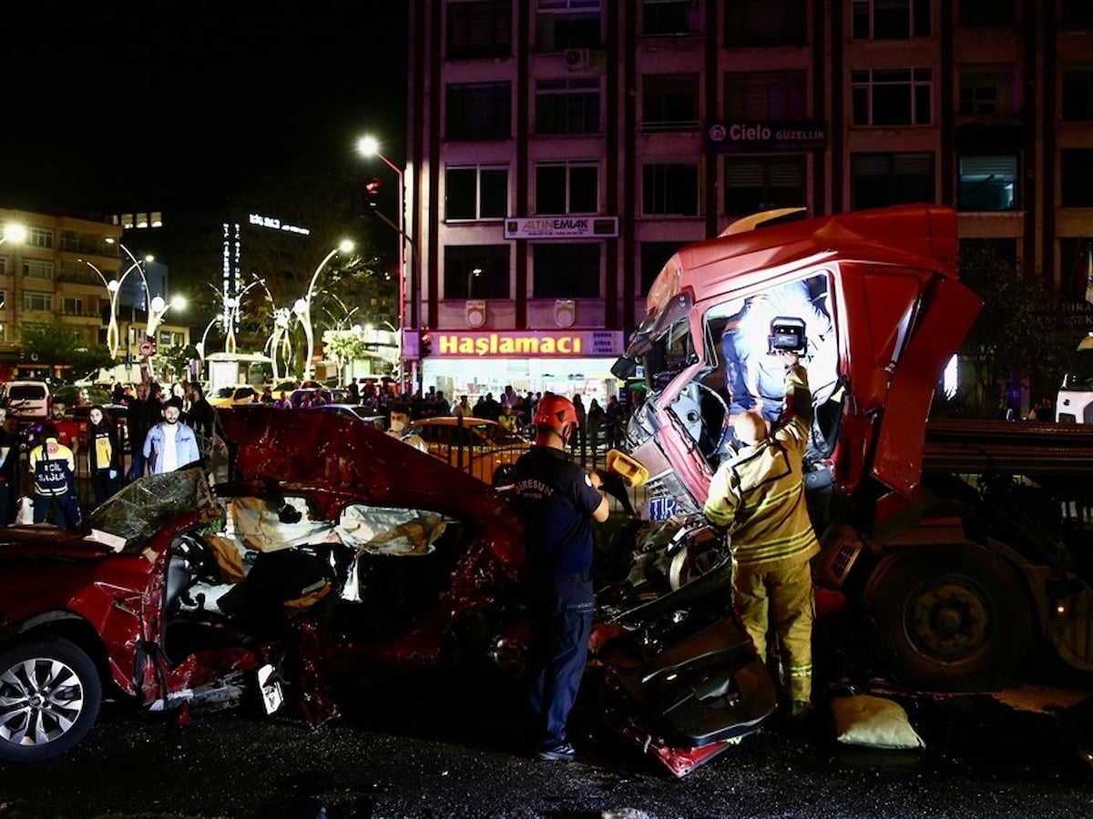 Giresun'da feci kaza: Tırın iki otomobile çarptığı kazada 5 kişi öldü