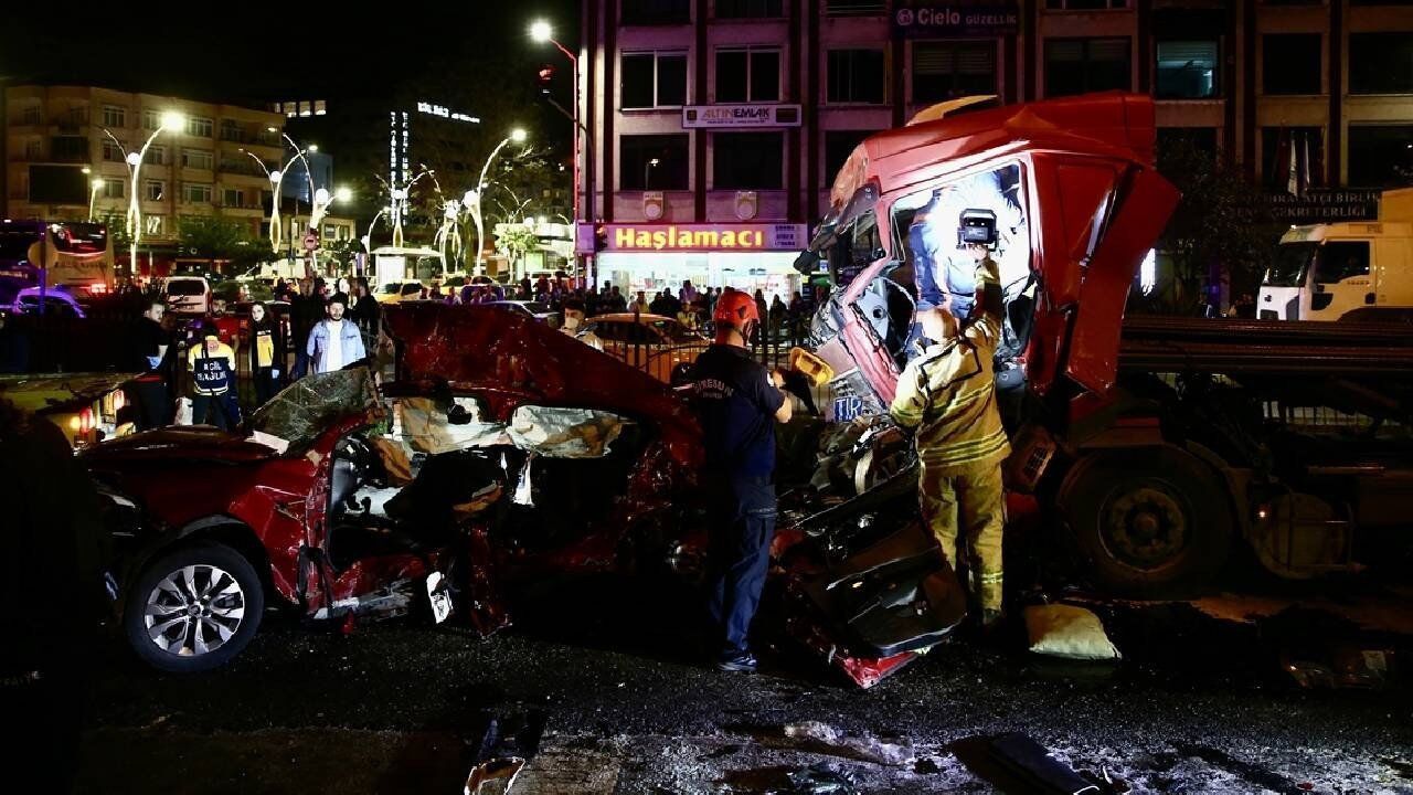 Giresun'da TIR iki otomobile çarptı: 5 ölü, 6 yaralı