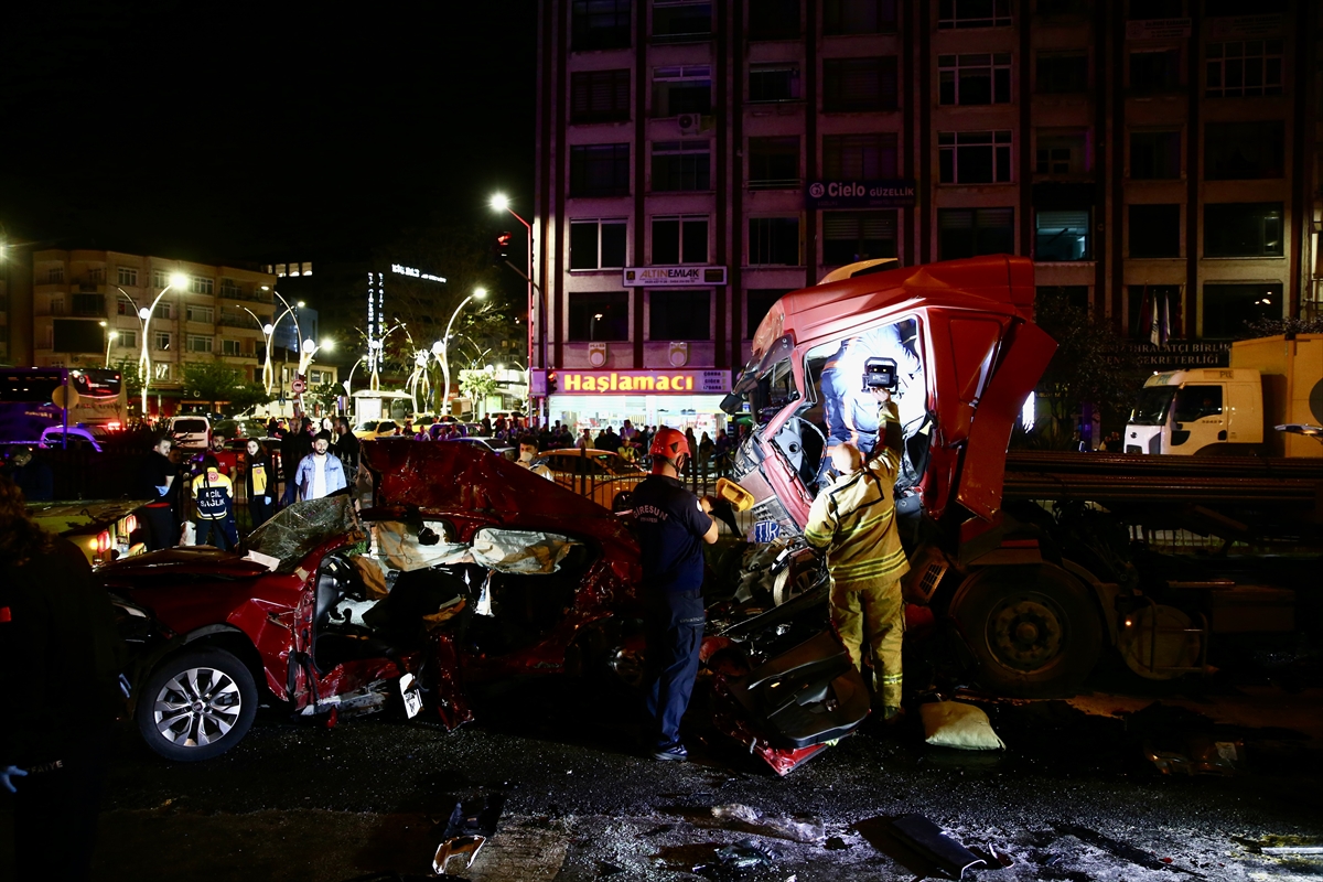 Giresun’da tırın iki otomobile çarptığı kazada 5 kişi öldü, 6 kişi yaralandı