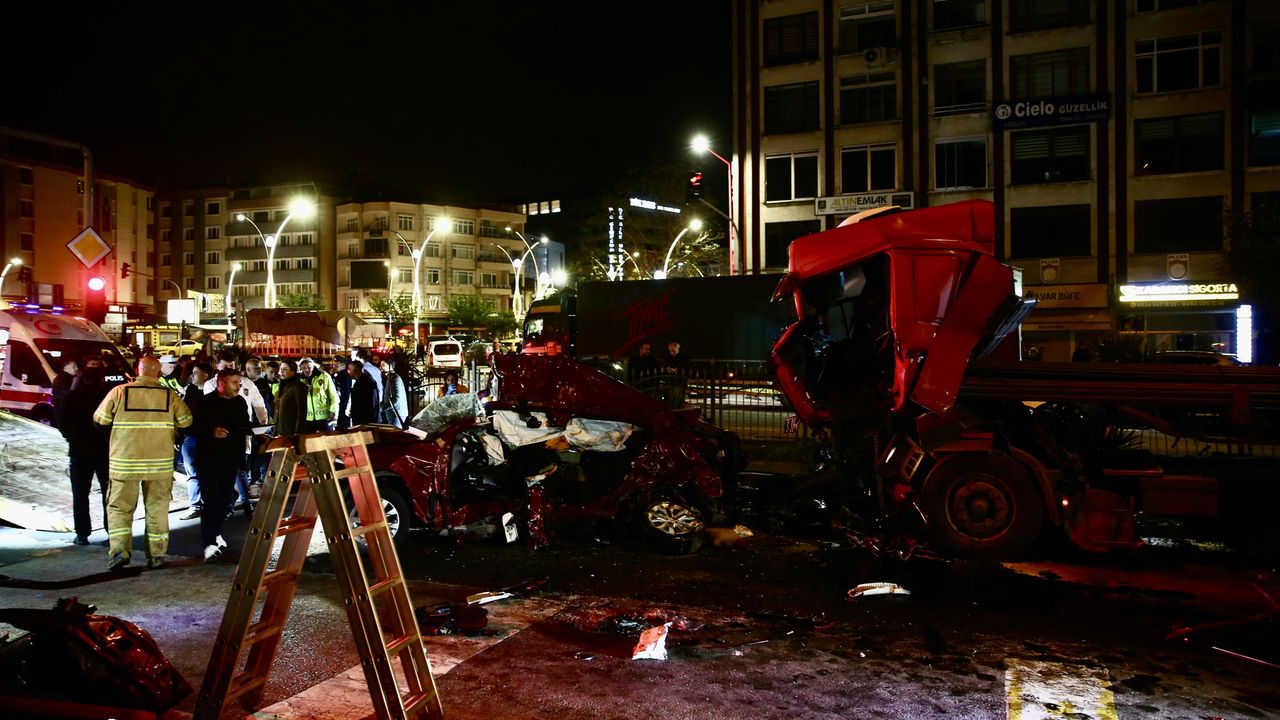 SON DAKİKA: Giresun'da üç aracın çarpıştığı trafik kazasında 5 ölü, 6 yaralı