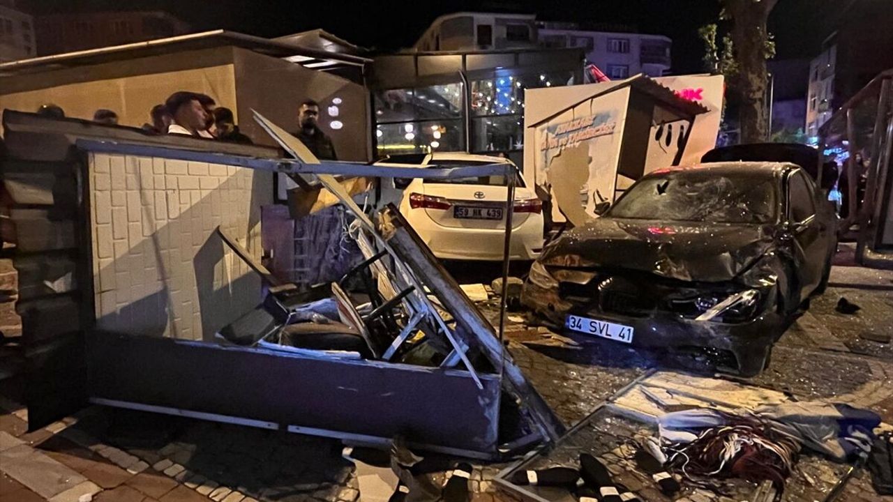 Tekirdağ Hayrabolu’da trafik kazası: Otomobil durağa çarptı, 3 yaralı