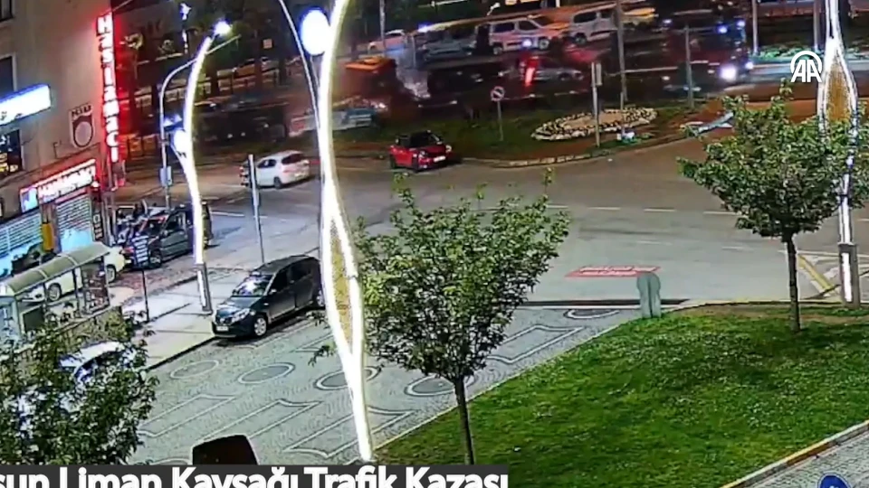 Tırın otomobillere çarptığı feci kaza