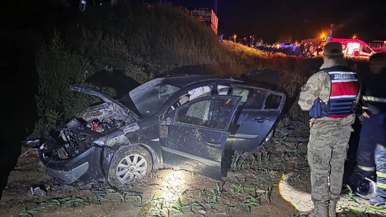 Batman'da feci kaza: Şarampole yuvarlanan otomobilde 3 kişinin durumu ağır
