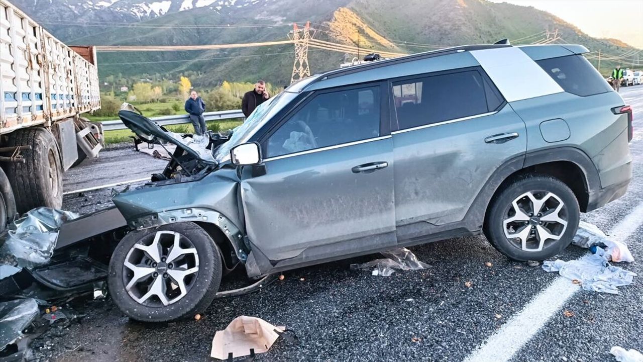 Bitlis Tatvan'da cip ile tırın çarpıştığı trafik kazasında 1'i çocuk 6 yaralı