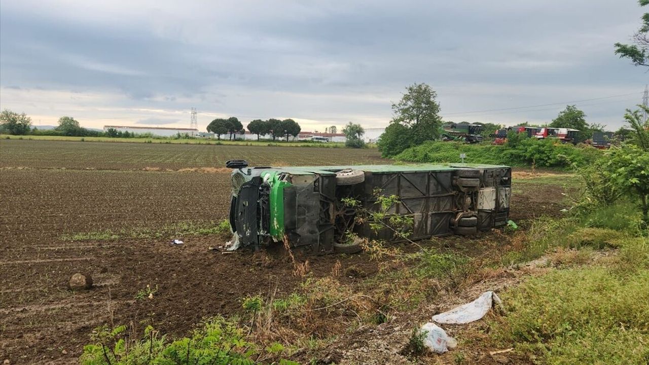 Çanakkale Biga’da tur otobüsünün tarlaya devrildiği trafik kazasında 46 yaralı