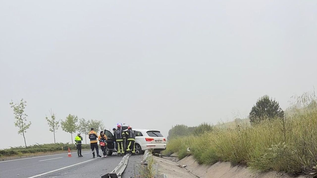 Denizli Bozkurt’taki trafik kazasında bariyere saplanan otomobilin sürücüsü hayatını kaybetti