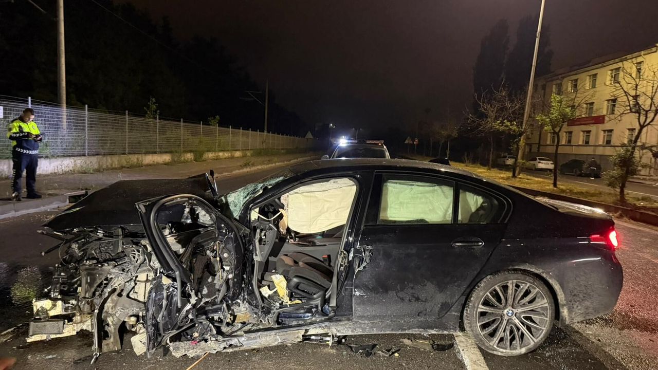 Eskişehir trafik kazasında otomobil bariyere çarptı: Sürücü araçta sıkıştı