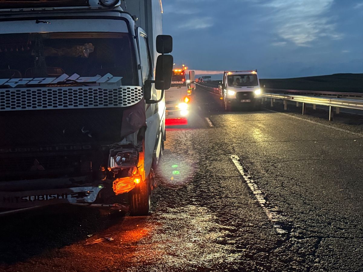Kars'ta Trafik Kazası: 3 Yaralı