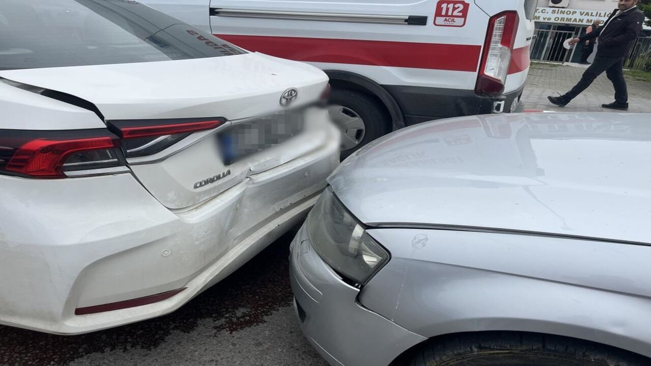 Kastamonu plakalı otomobile çarptı: 5 yaşındaki çocuk yaralandı