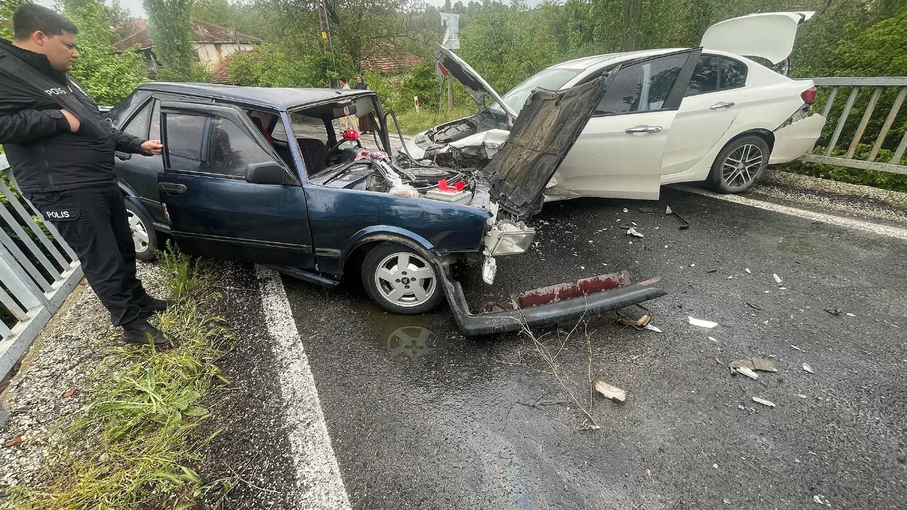 Köprüde kafa kafaya çarpışma: 4 yaralı
