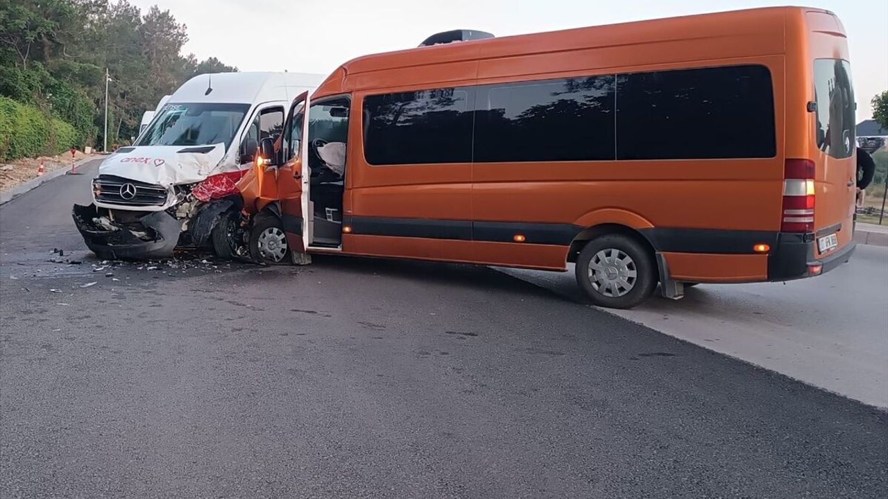 Antalya Serik’te iki tur minibüsünün çarpıştığı trafik kazasında 13 yaralı