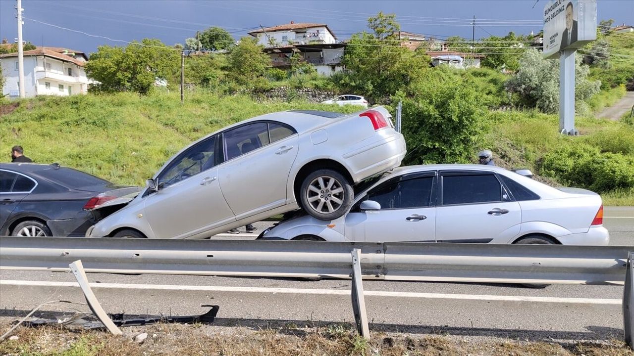 Çorum Sungurlu’da 4 araçlı zincirleme kaza: Bir otomobil başka aracın üzerine çıktı