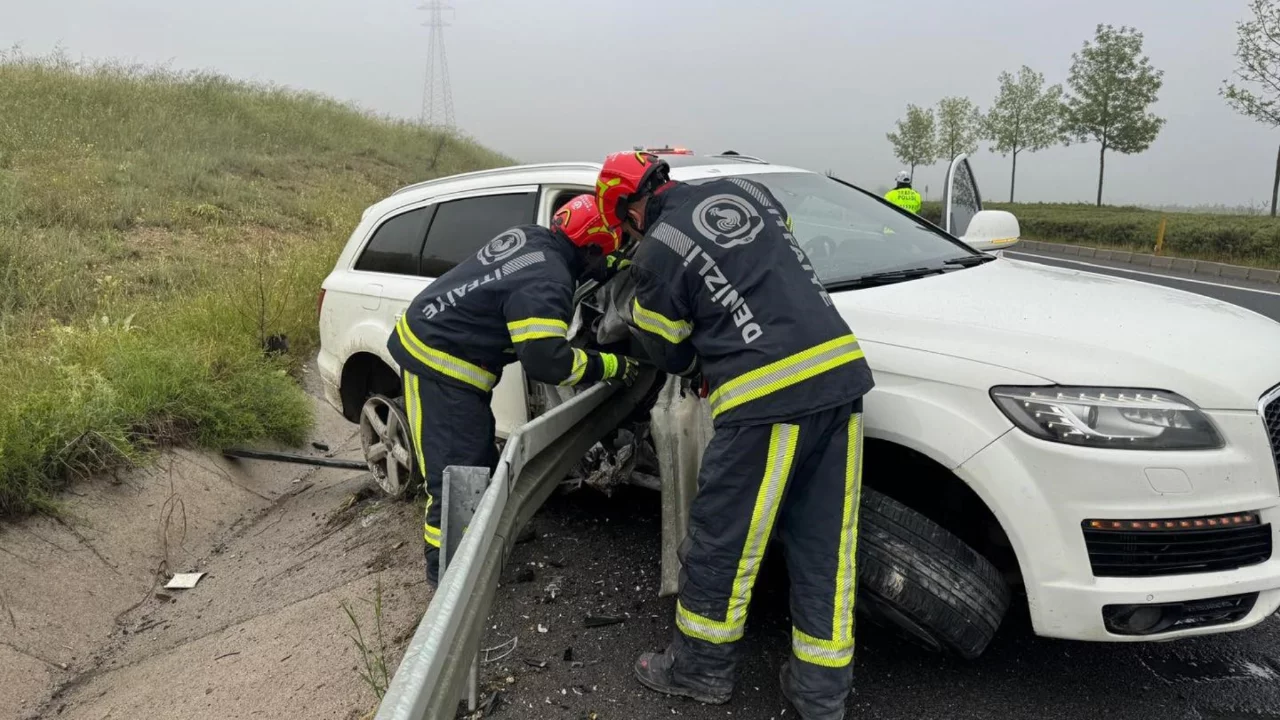 Denizli-Afyon karayolunda feci kaza: Bariyerlere çarpan sürücü yaşamını yitirdi...