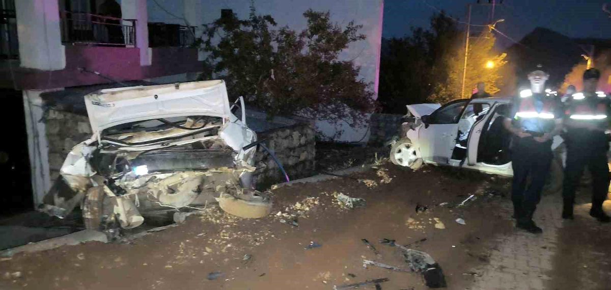Kahta'da Trafik Kazası: 4 Yaralı