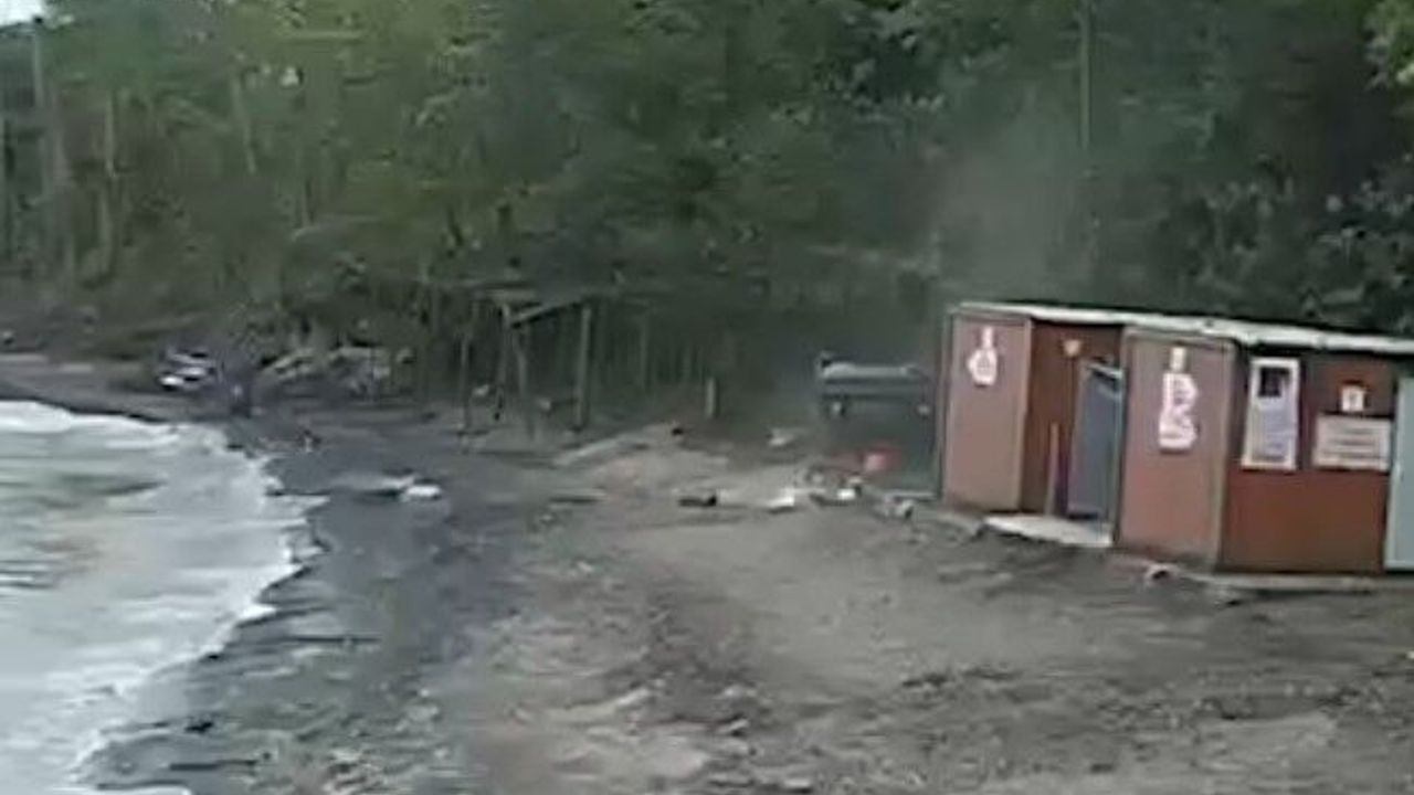 Karadeniz Sahil Yolu'nda sıra dışı kaza: Otomobil kumsala uçtu