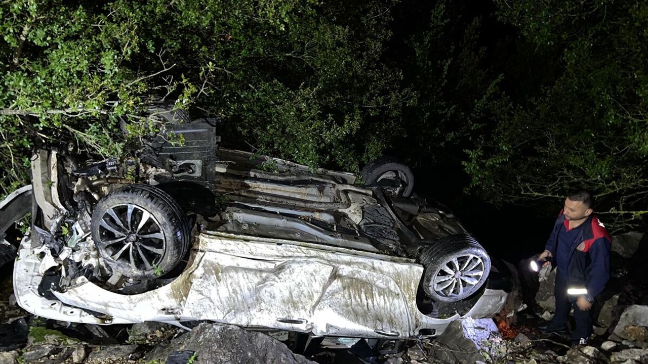 Osmaniye Kadirli trafik kazasında otomobil şarampole devrildi: 4 yaralı