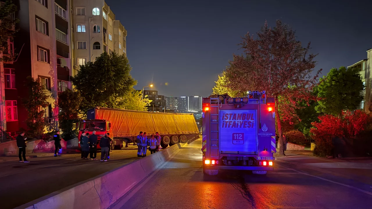 Rampada geri kaçan palet yüklü tır refüje çıktı! Trafik kilitlendi...