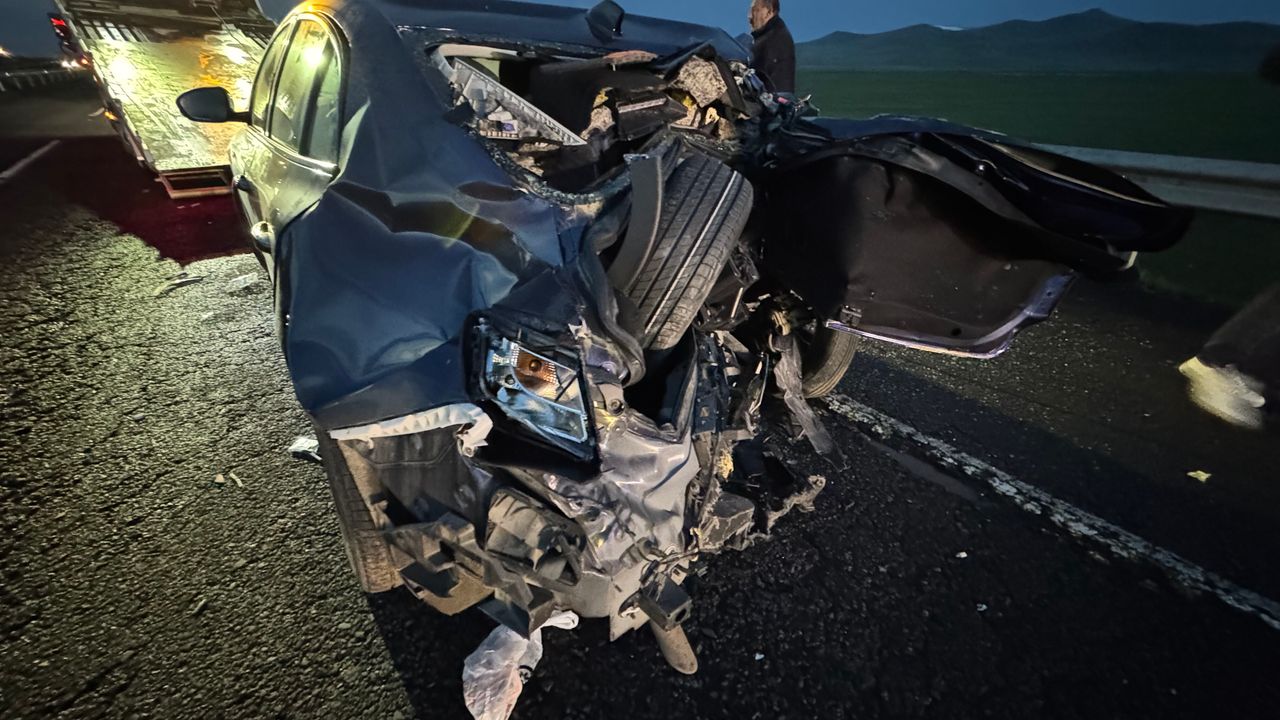 SON DAKİKA: Kars'ta kamyonetle arabanın çarpıştığı trafik kazasında 1'i ağır 3 yaralı