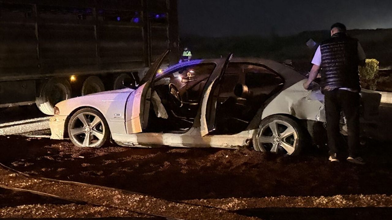 Çorum trafik kazası: Kavşakta tırla otomobil çarpıştı, 2 kişi yaralandı